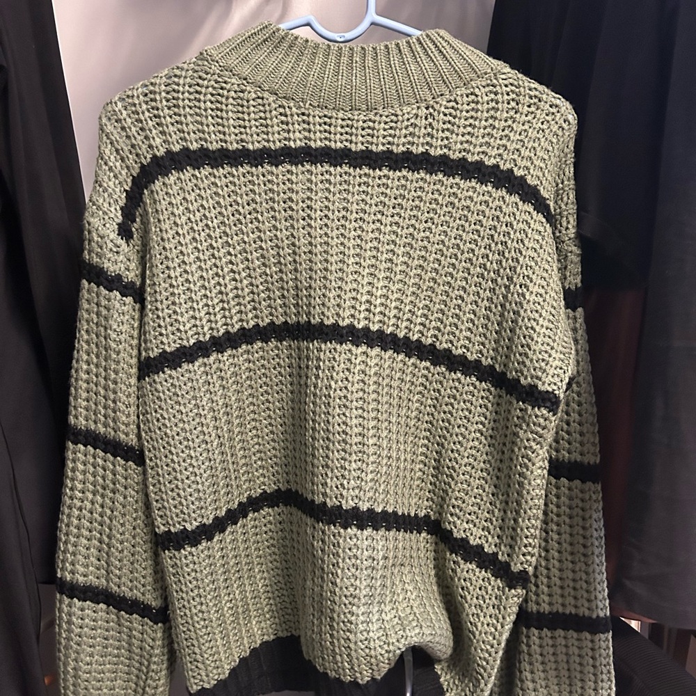 GREEN SWEATER